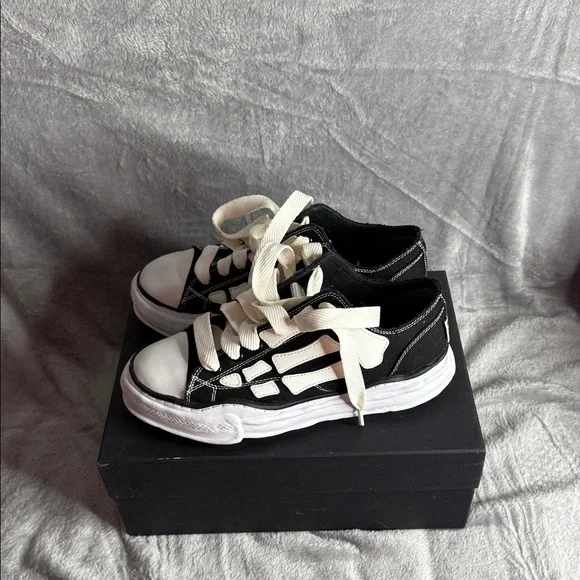 AMIRI Black and White Men's Sneakers - Picture 2 of 6